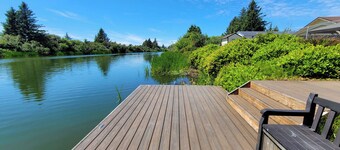 Canal Front - Hot Tub, Private Dock, Fully Fenced!