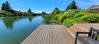 Canal Front - Hot Tub, Private Dock, Fully Fenced!