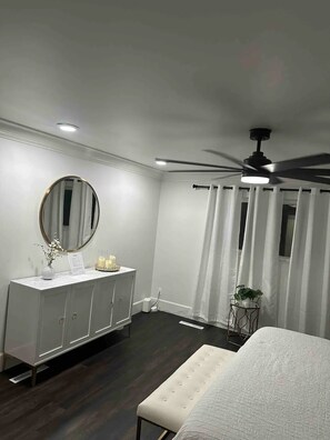 3 bedrooms, iron/ironing board, free WiFi, bed sheets - Lupe’s Getaway!! (Fresno)