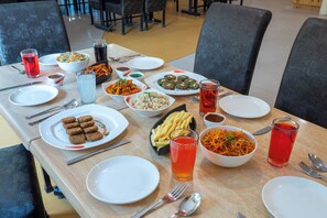 朝食 (ビュッフェ)、毎日提供 (1 名様 175 INR)