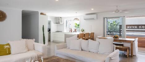 تلفزيون، مدفأة، كُتُب، مكتب