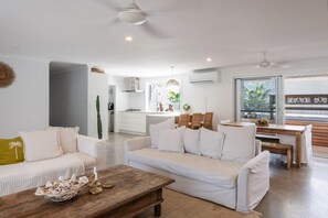 Een televisie, een open haard, boeken en een kantoor