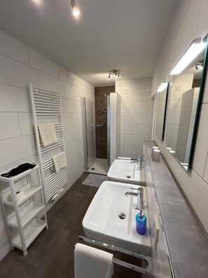 Dusche, Haartrockner, Handtücher