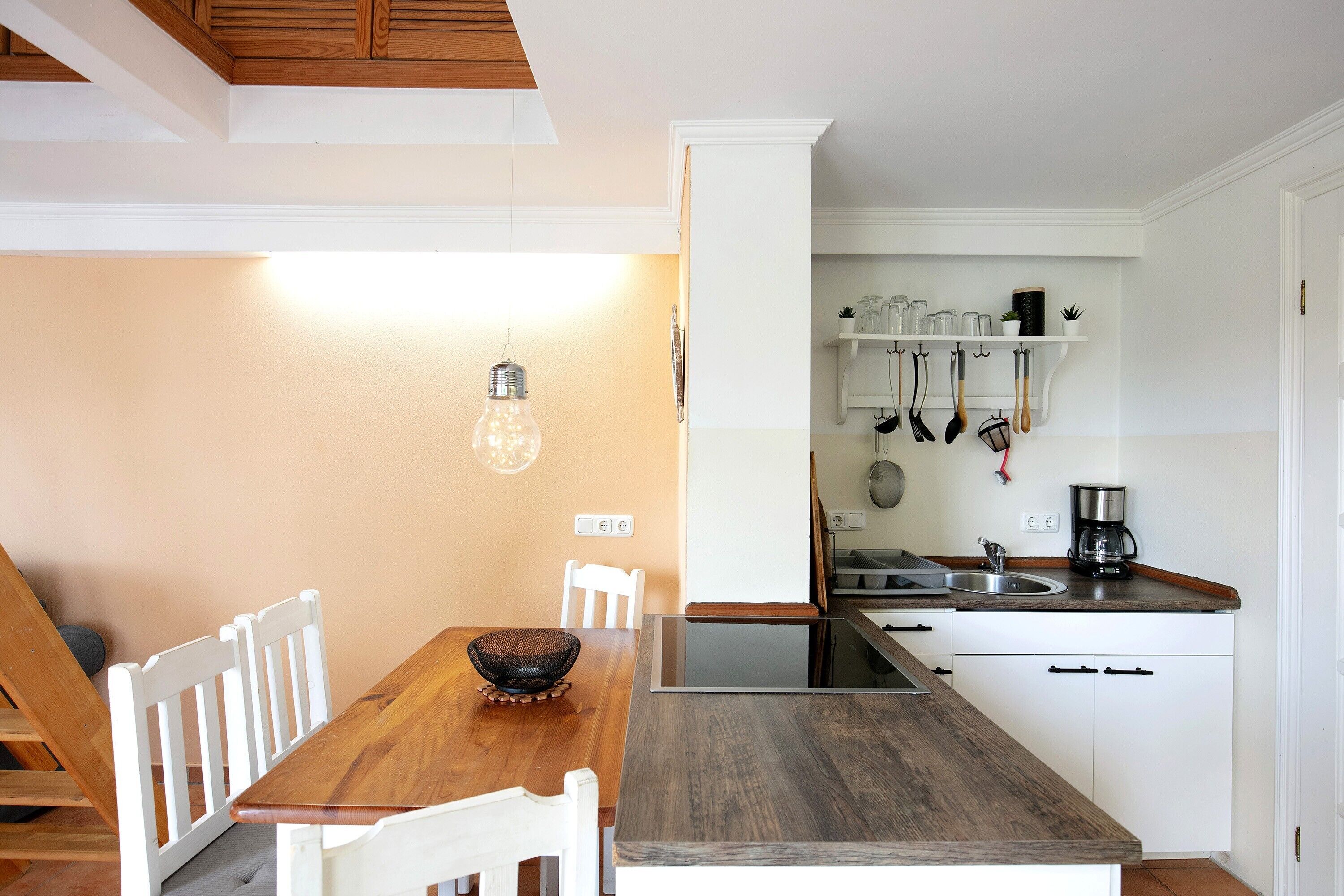 Refrigerador, horno, parrilla de estufa y cafetera y tetera 