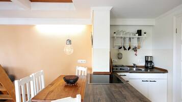 Refrigerador, horno, parrilla de estufa y cafetera y tetera