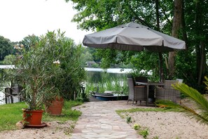 Outdoor dining - Lakefront Holiday Cottage with Private Terrace and Wi-Fi (Bestensee)