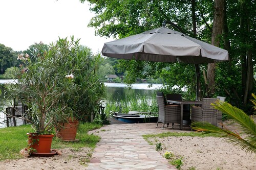 "Ferienhäuschen am See" mit privater Terrasse und WLAN