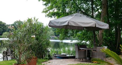 Lakefront Holiday Cottage with Private Terrace and Wi-Fi