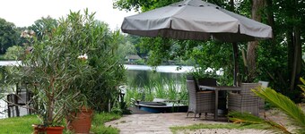 Lakefront Holiday Cottage with Private Terrace and Wi-Fi