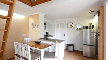 Frigorífic, forn, placa de cuina i cafetera i tetera