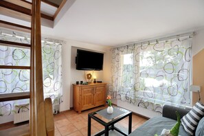 TV - Holiday Home "Am See" with Lake View, Private Terrace & Wi-Fi (Bestensee)