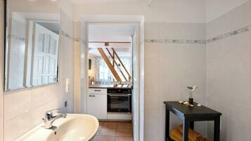 Een koelkast, een oven, een kookplaat, een koffiezetapparaat/waterkoker