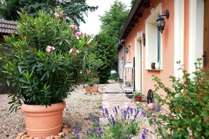 Exterior detail - Lakefront Holiday Cottage with Private Terrace and Wi-Fi (Bestensee)