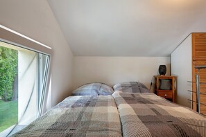 1 bedroom, free WiFi, bed sheets - Lakefront Holiday Cottage with Private Terrace and Wi-Fi (Bestensee)
