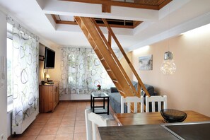 Interior - Holiday Home "Am See" with Lake View, Private Terrace & Wi-Fi (Bestensee)