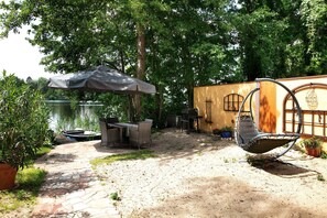 Outdoor dining - Lakefront Holiday Cottage with Private Terrace and Wi-Fi (Bestensee)