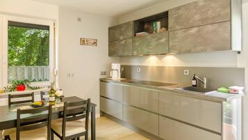 Een koelkast, een oven, een kookplaat, een vaatwasser