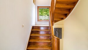 A wooden staircase leading to a balcony with a view of greenery. - Apartment 'Fewo2 Seelter Uutkiek Saterland' with Private Terrace, Shared Garden and Wi-Fi (Saterland)