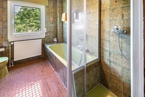 Een douche, een haardroger, handdoeken
