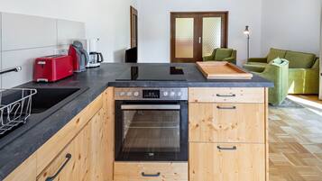 Fridge, oven, stovetop, dishwasher