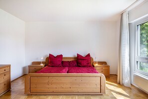 3 bedrooms, free WiFi, bed sheets