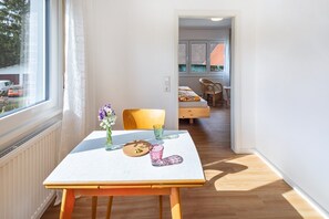 Dining - Ferienhof im Salzbachtal ­ –  Wildbiene Plus für bis zu sechs Personen (Freiensteinau)