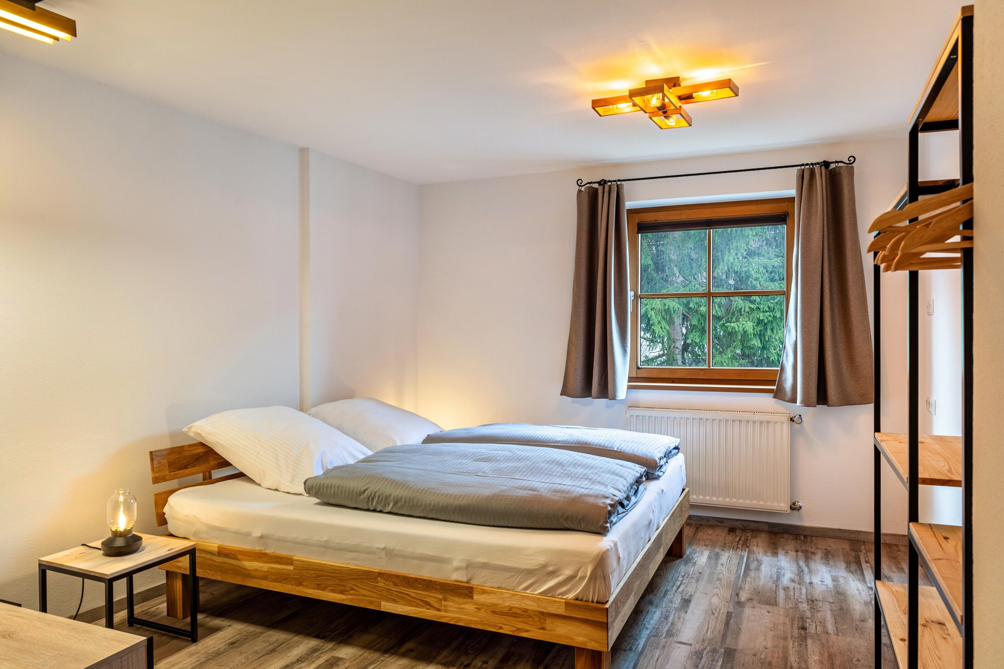 2 多间卧室、免费 WiFi、床单