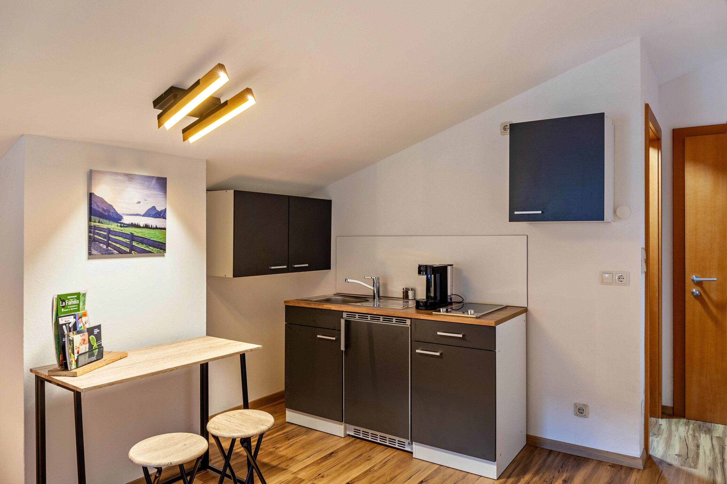 Kühlschrank, Herdplatte, Wasserkocher mit Kaffee-/Teezubehör