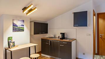 KĂŒhlschrank, Herdplatte, Wasserkocher mit Kaffee-/Teezubehör