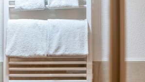 Un porte-serviettes blanc avec deux serviettes.