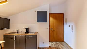 Kühlschrank, Herdplatte, Wasserkocher mit Kaffee-/Teezubehör