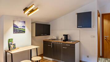 Refrigerador, parrilla de estufa, cafetera y tetera y tetera eléctrica