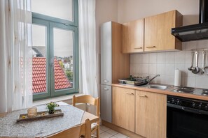 Køleskab, ovn, kogeplade, kaffe-/temaskine