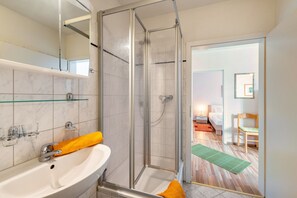 Shower, free toiletries, hair dryer - Apartment 'Morgensonne' with Wi-Fi (Ostseebad Kühlungsborn)