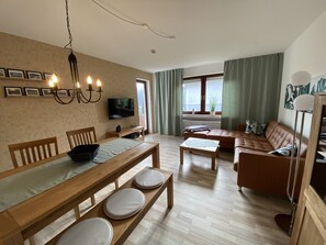 TV, stereo - Apartment 'Fewo Am Edersee' with Private Garden, Balcony and Wi-Fi (Edertal)