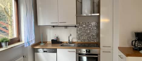 Geladeira, micro-ondas, fogão, cooktop