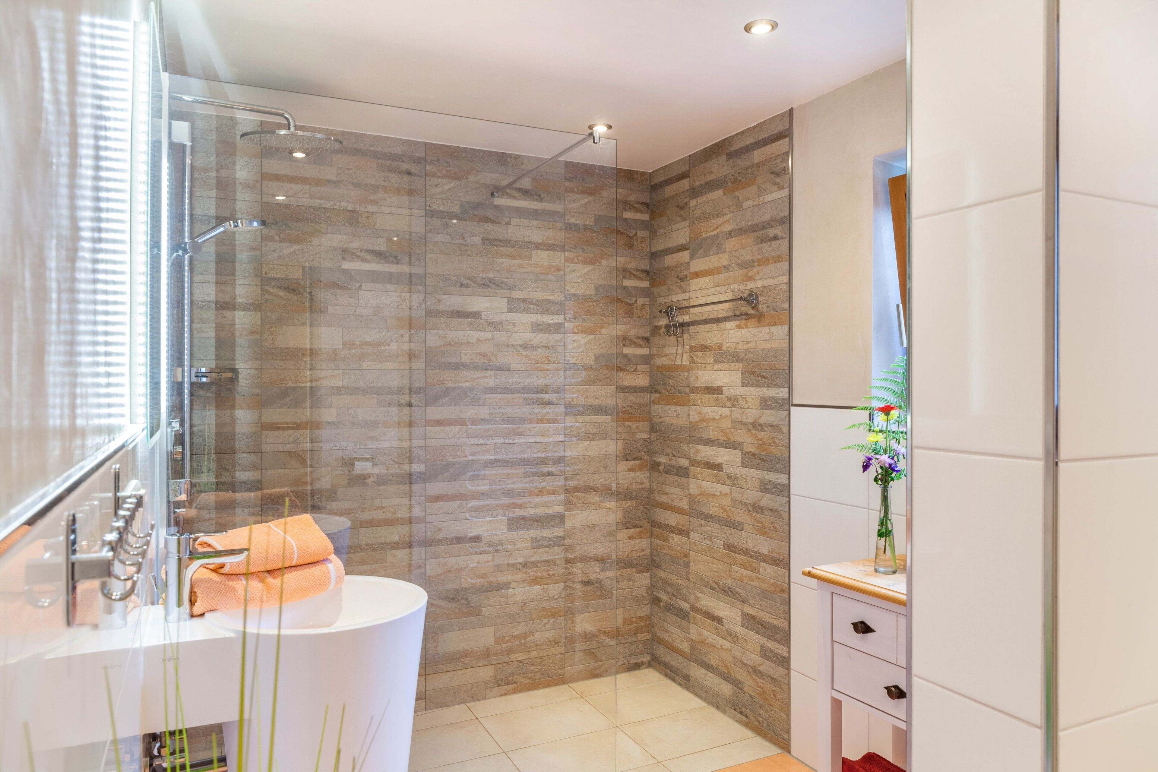 Dusche, kostenlose Toilettenartikel, Haartrockner, Handtücher