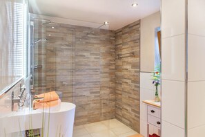 Dusche, kostenlose Toilettenartikel, Haartrockner, Handtücher
