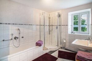 Ducha, artículos de tocador gratuitos, secador de pelo, toallas