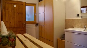 Douche, sèche-cheveux, serviettes fournies