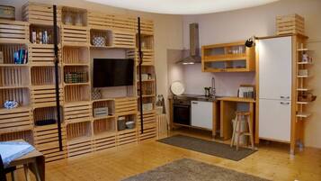 Fridge, oven, stovetop, coffee/tea maker