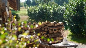 Property grounds - Chalet 'Feinis' with Private Terrace, Garden, and Wi-Fi (Waasen)