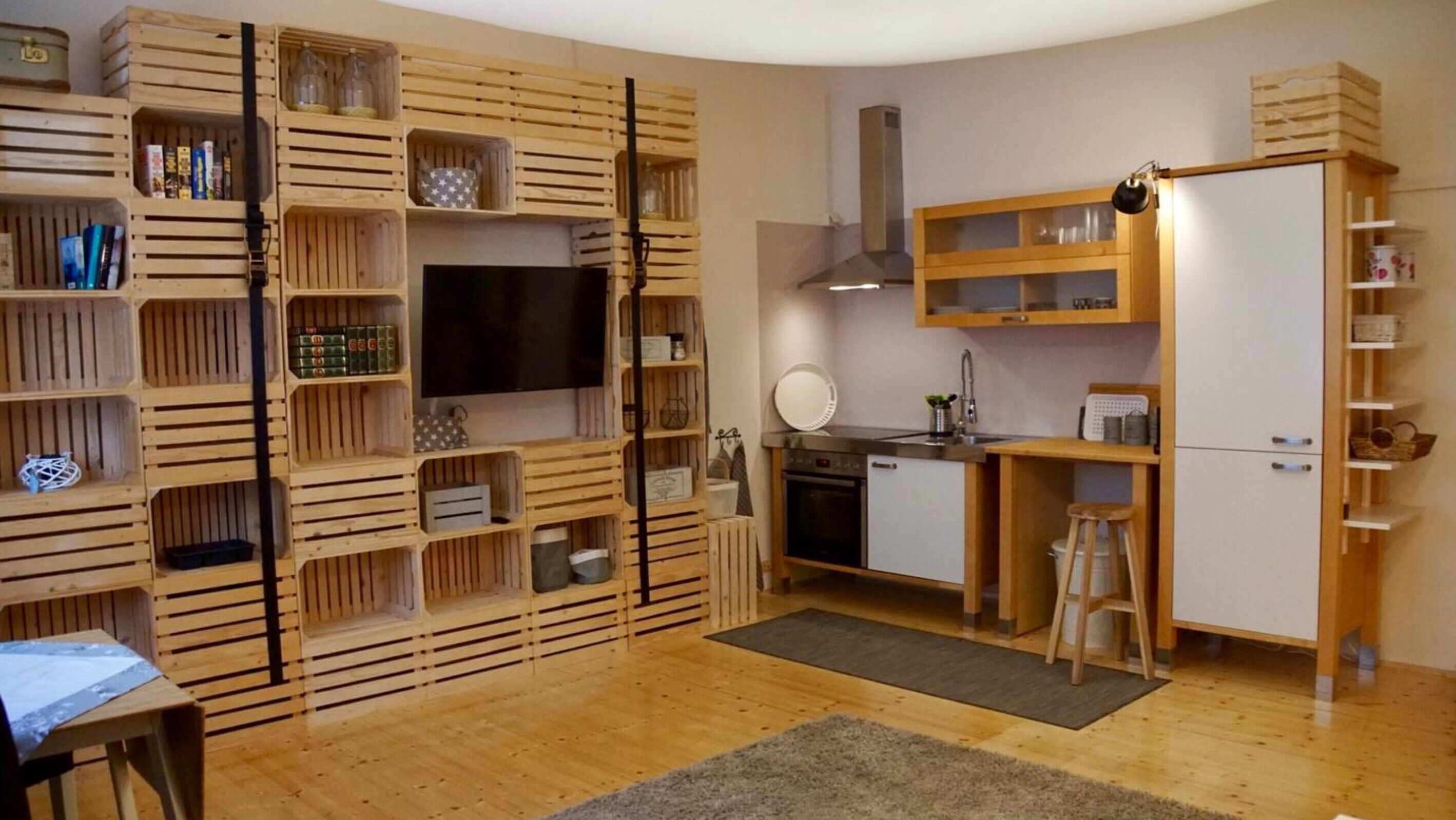 Réfrigérateur, un four, surface de cuisson, cafetière-théière