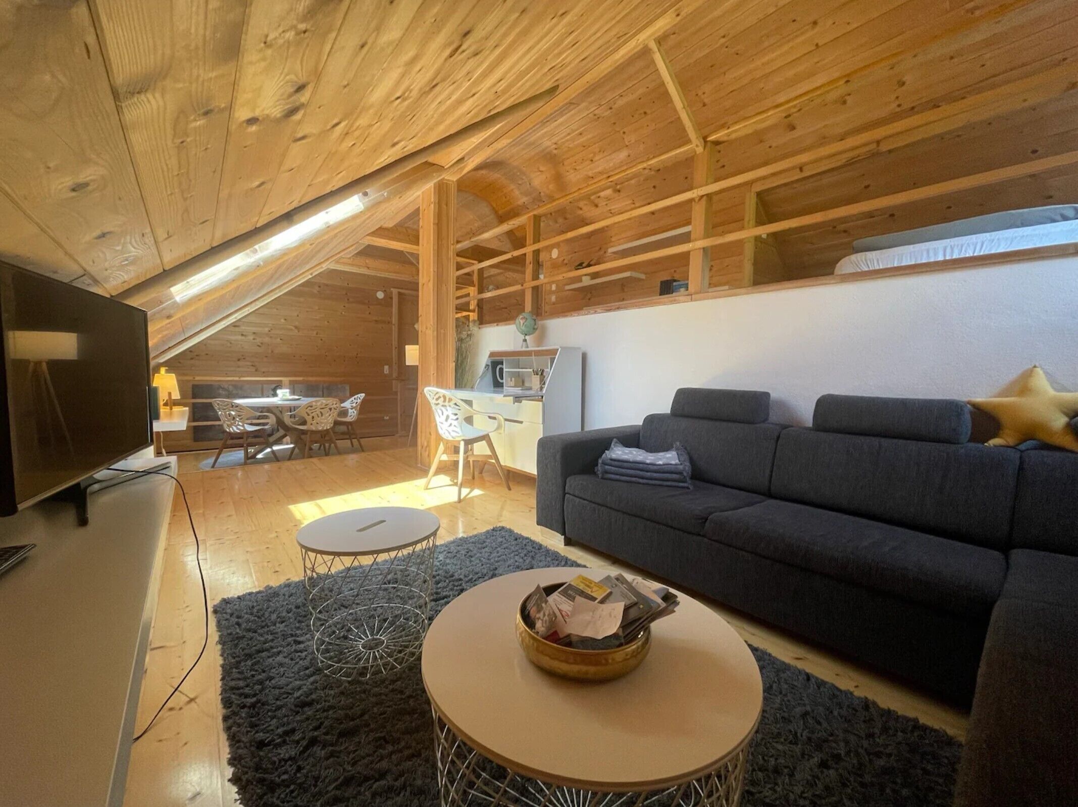 TV, fireplace
