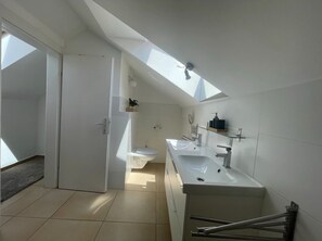 Dusche, Haartrockner, Handtücher