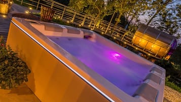 Bañera de hidromasaje exterior