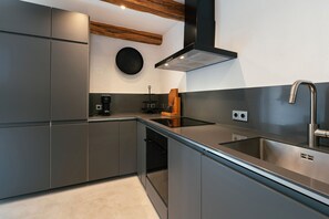 Fridge, oven, stovetop, dishwasher