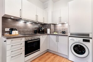 Een koelkast, een oven, een kookplaat, een vaatwasser