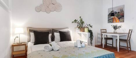 Tabla de planchar con plancha, wifi gratis y ropa de cama