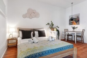 Tabla de planchar con plancha, wifi gratis y ropa de cama 